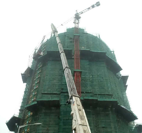 泸定吊车在工地上作业
